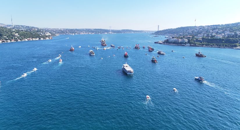 İstanbul Boğazı’nda 15 Temmuz şehitleri anısına 253 gemilik deniz korteji