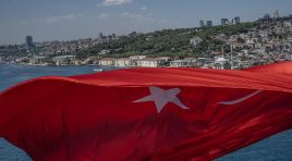 İstanbul Boğazı’ndaki köprülere Türk bayrağı asıldı