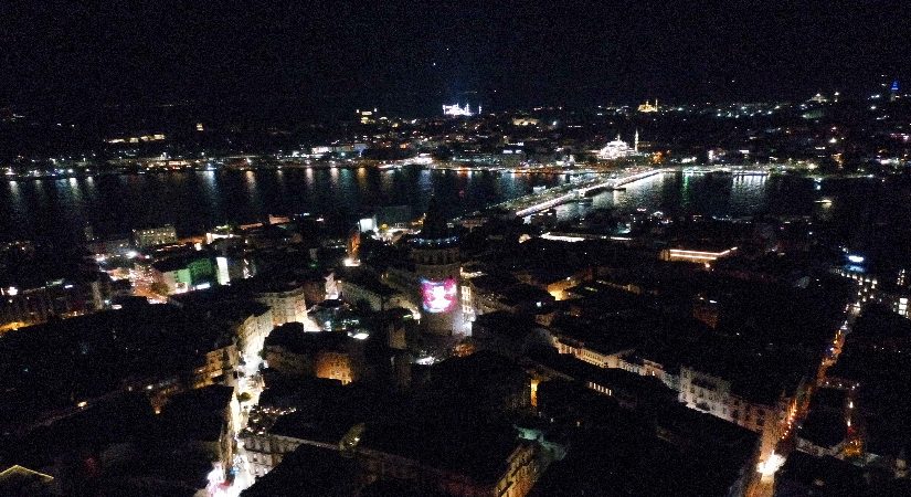 İstanbul’un simge yapılarından Galata Kulesi ve Kız Kulesi’nde 15 Temmuz’a özel mapping gösterisi