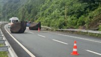 Kopan dev kayalar Karadeniz Kıyı Yolu’nu kapattı