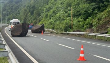 Kopan dev kayalar Karadeniz Kıyı Yolu’nu kapattı
