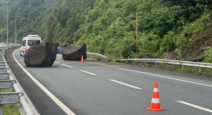 Kopan dev kayalar Karadeniz Kıyı Yolu’nu kapattı