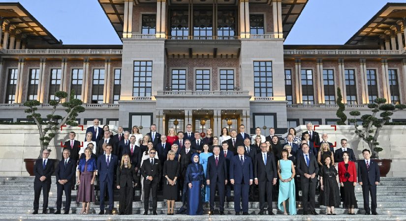 Kriz NATO Tepesi’ndeki aile fotoğrafına da yansıdı. Başbakan heyete almadı, Cumhurbaşkanı dava açıp geldi