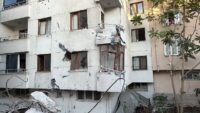 Küçükçekmece’de yıkım paniği. Binanın bir kısmı yan apartmana devrildi