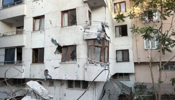 Küçükçekmece’de yıkım paniği. Binanın bir kısmı yan apartmana devrildi