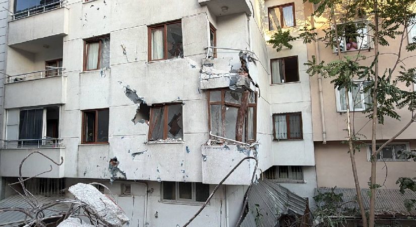 Küçükçekmece’de yıkım paniği. Binanın bir kısmı yan apartmana devrildi