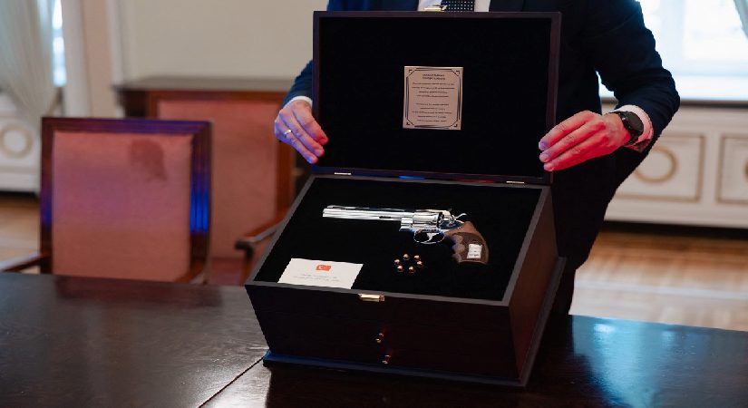 Litvanya, Cumhurbaşkanı Erdoğan’ın armağan ettiği silahı sarayda sergileyecek