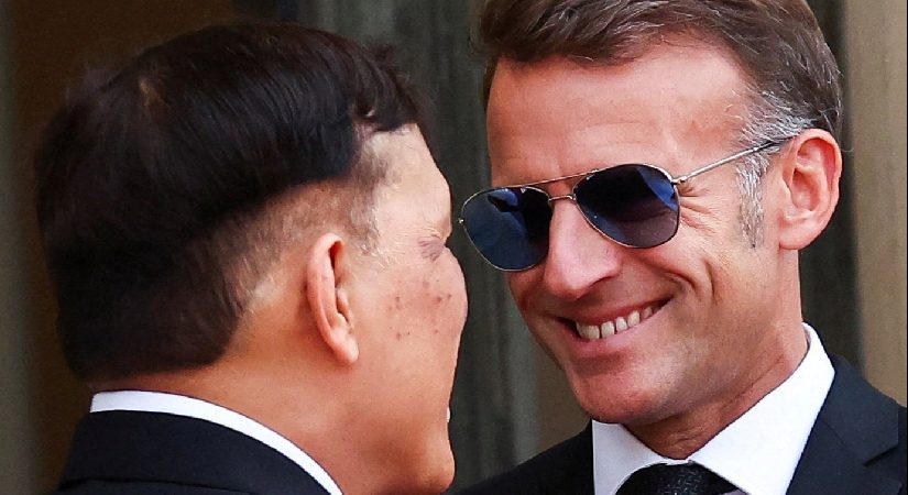 Macron, Tayland Hükümdarı önünde diz çöktü mü?