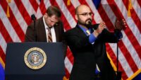 Metinleri gören son kişiydi. Trump konuştukça bahis oynadı, gelirini katladı
