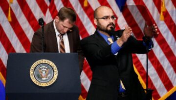 Metinleri gören son kişiydi. Trump konuştukça bahis oynadı, gelirini katladı