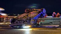 Minibüse çarpan araba takla atıp bariyere saplandı. 1 kişi öldü, 2 yaralı