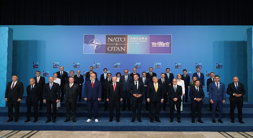 NATO Tepesi’ne damga vurdu, bir tek o spor ayakkabı giydi