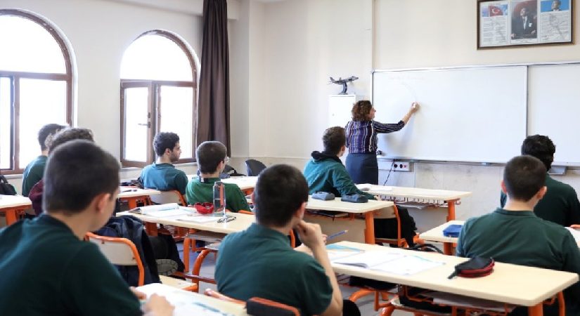 Okullarda güvenlik tedbirleri… Yeni yönetmelikle masa, sıra aranabilecek