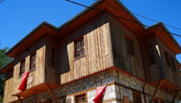 Orda Bir Köy Var Uzakta şiirine ilham olmuştu. 300 yıllık ahşap konutlarıyla dikkat çekiyor