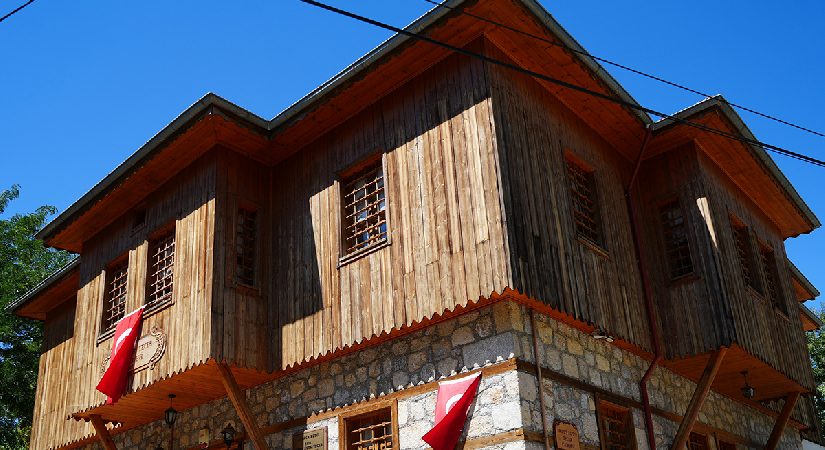 Orda Bir Köy Var Uzakta şiirine ilham olmuştu. 300 yıllık ahşap konutlarıyla dikkat çekiyor