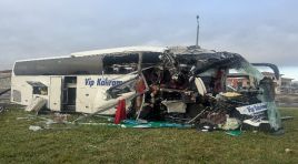 Otobüs direğe çarptı. 5’i ağır 15 yaralı