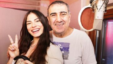 Oyuncular mikrofon başında