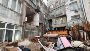 Şişli’de binanın duvarı çöktü, mahalleli zelzele oldu zannetti