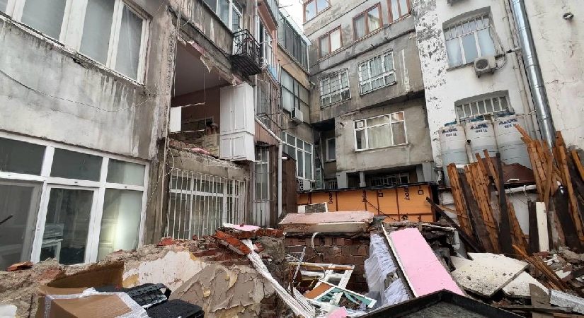 Şişli’de binanın duvarı çöktü, mahalleli zelzele oldu zannetti