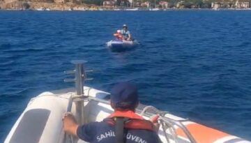 Şişme bot keyfi kabusla bitti. Yüzlerce metre sürüklendiler