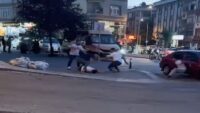 Sokak ortasında hengame: Tekme ve yumruklarla darbettiler