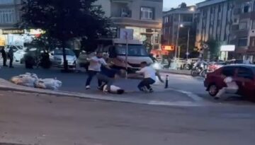 Sokak ortasında hengame: Tekme ve yumruklarla darbettiler