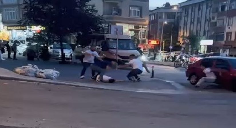 Sokak ortasında hengame: Tekme ve yumruklarla darbettiler