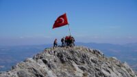 Spil’in doruğundaki 15 Temmuz merasiminde gaziler Türk bayrağını göndere çekti