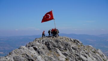 Spil’in doruğundaki 15 Temmuz merasiminde gaziler Türk bayrağını göndere çekti
