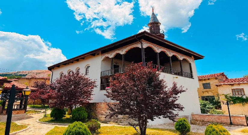 Tek bir çivi bile kullanılmadan yapıldı. 250 yıldır sapasağlam ayakta duruyor