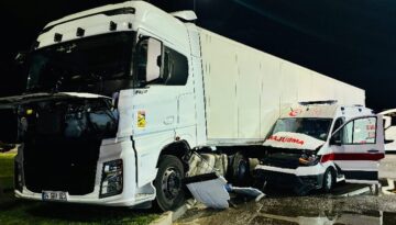 Tır hasta taşıyan ambulansı biçti