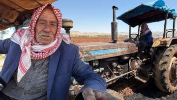 Toprağı kara saban ve atla sürdü, traktörü ekmek kapısı oldu. Artık kiracısı olduğu tarlanın sahibi