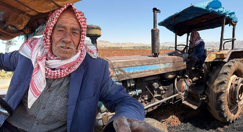 Toprağı kara saban ve atla sürdü, traktörü ekmek kapısı oldu. Artık kiracısı olduğu tarlanın sahibi