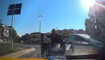 Trafik magandası taksicinin önünü kesip aracını yumrukladı