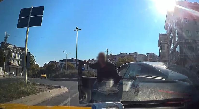 Trafik magandası taksicinin önünü kesip aracını yumrukladı