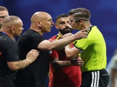 Tribündeki bayrağı gördü, çılgına döndü. Tükürdüğü anlar gündem oldu. “FIFA, Messi’nin elenmesini istemiyor”