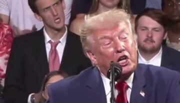 Trump konuşurken taklidini yaptı, mitinge damga vurdu