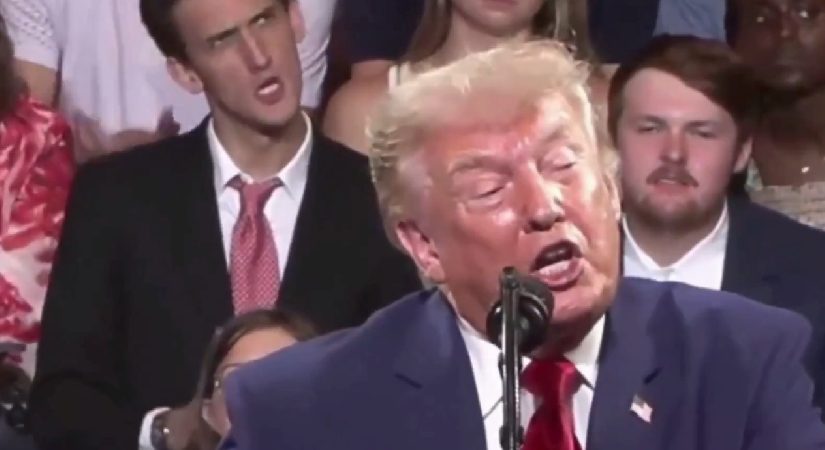 Trump konuşurken taklidini yaptı, mitinge damga vurdu