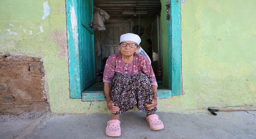 Ümmü nine yıllardır tuvalet ve banyoya hasret yaşıyor. Utandığı için konuk kabul etmiyor