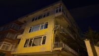 Üsküdar’da balkon çöktü. 4 katlı bina mühürlendi