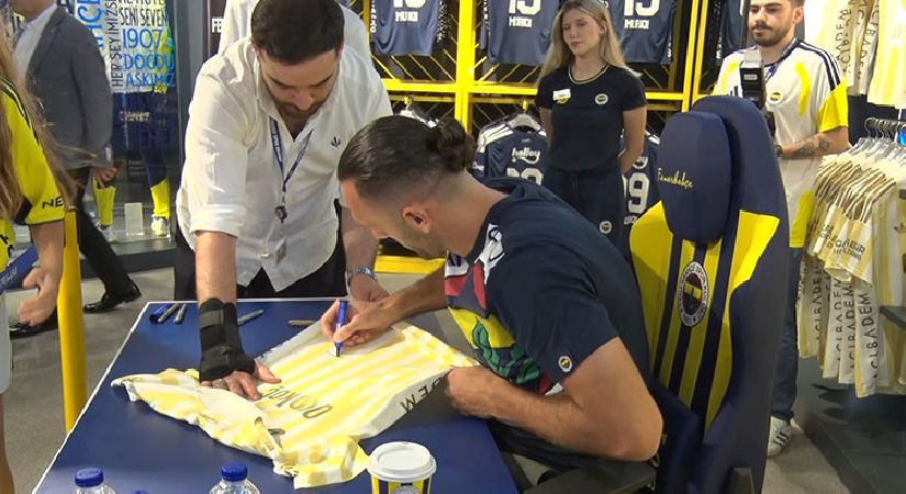 Vedat Muriqi’ye Kadıköy’de sevgi seli!