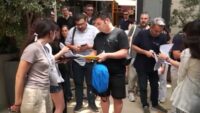 Velilerin mecburî bekleyişi: İstanbul’un ünlü okullarının bahçeleri doldu taştı
