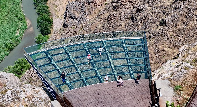 Yerden tam 200 metre yükseklikte. Birinci adımda korkutuyor, sonra etkiliyor