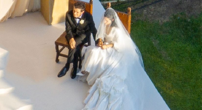Yırtık pırtık gelinlik giydi, göğsünü gere gere evlendi