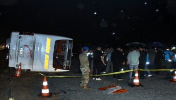 Yolcu otobüsü şarampole devrildi. 40 kişi yaralandı