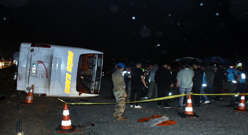 Yolcu otobüsü şarampole devrildi. 40 kişi yaralandı