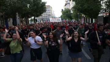 Yunanistan’da polisin ateş ederek öldürdüğü otizmli genç için binlerce kişi hareket yaptı
