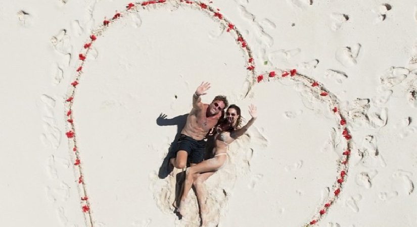 2 yıllık aşkta memnun son: Dizlerinin üstüne çöktü, parmağına yüzüğü taktı… Denize girdikleri plajda nişanlandılar!
