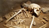 400 yıllık “vampir” mezarının sırrı çözülüyor. Boğazında orak, ayağında kilit