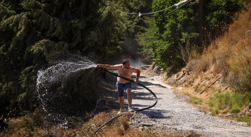 Alevler kıyıya ulaştı. Yunanistan’da yüzlerce itfaiyeci seferber oldu